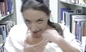 Die Schlampe mit den dunklen Haaren Angela White zwingt ihren Partner, in einer öffentlichen Bibliothek zu ficken, einen Tittenjob zu machen, einen Handjob zu machen, einen Blowjob zu machen und grob seinen Schwanz zu reiten